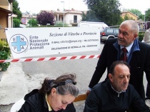 A sinistra Mauro Chiarle, seduto l'assessore l'assessore del Comune di Vetralla Francesco Biancuccie un'attivista